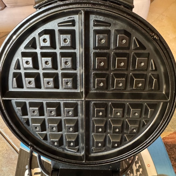 Black & Decker Home Waffle Maker with Brushed Metal Finish - Picture 2 of 5